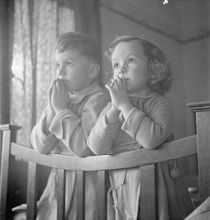 256px-Luxembourgers_in_England-_Evacuees_in_Surrey,_1942_D11110