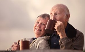 Elderly-couple-outside-drinking-coffee